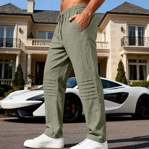 Uomo che indossa pantaloni in lino verde salvia traspiranti con dettagli a pieghe sulle ginocchia