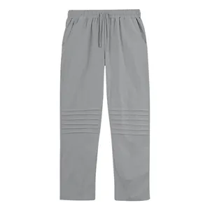 Dettaglio pantaloni in lino grigio da uomo con pieghe alle ginocchia e coulisse in vita.