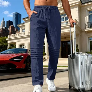 Vista dettagliata dei pantaloni casual in lino blu scuro da uomo con pieghe