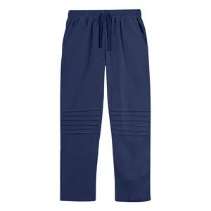 Dettaglio pantaloni casual da uomo in lino blu navy con particolari pieghevoli