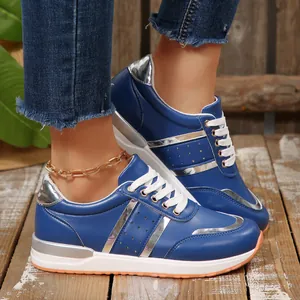 Vista dettagliata di sneakers blu con plateau, inserti argento e lacci.