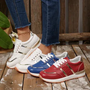 Vista dettagliata delle sneakers da donna con suola spessa in rosso blu e bianco
