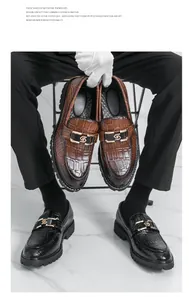Détail des mocassins noirs et marrons avec gaufrage crocodile et boucles métalliques.