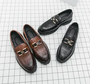 Vue détaillée des mocassins pour hommes à motif crocodile avec boucle dorée décorative