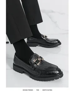 Mocassins en cuir gaufré crocodile noir pour homme avec boucle dorée, style chic