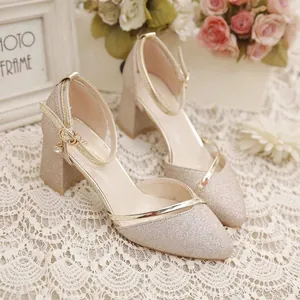 Eleganti sandali beige glitterati con cinturino alla caviglia e comodo tacco largo