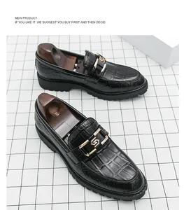 Vue détaillée mocassins noirs motif crocodile pour hommes avec boucle dorée et embauchoirs