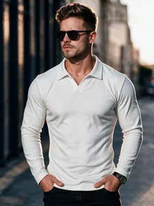 Modell trägt ein weißes Langarm-Polohemd aus Edel-Samt im Freien für den Herbst