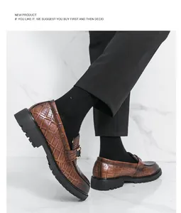 Détail de mocassins homme marron effet crocodile avec boucle en métal
