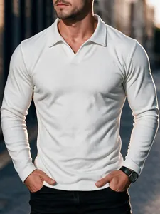 Nahaufnahme eines weißen Langarm-Poloshirts aus strukturiertem, warmem Dralon-Gewebe