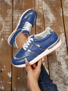Vista dettagliata delle sneakers blu da donna con suola spessa e accenti argentati.