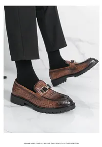 Vue détaillée de mocassins marron pour hommes à motif crocodile et boucle en métal dorée