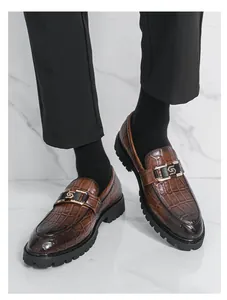 Vue détaillée de mocassins marrons à motif crocodile pour homme au style chic décontracté