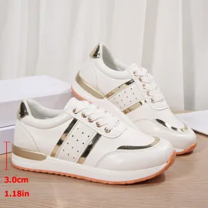 Vista dettagliata delle sneakers platform bianche con suola da 3,0 cm / 1,18 pollici