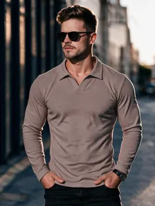 Elegantes Herren-Langarm-Poloshirt aus weichem taupefarbenem Samtstoff für Herbst