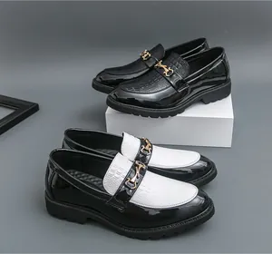 Vue détaillée de mocassins en cuir verni pour hommes avec texture croco et boucle dorée.
