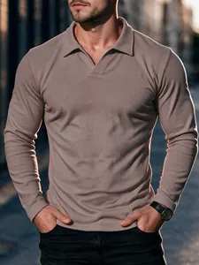 Detailansicht eines taupefarbenen Herren-Poloshirts mit weichem Stoff und langen Ärmeln