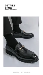 Gros plan détaillé de mocassins en cuir verni noir pour hommes avec texture crocodile