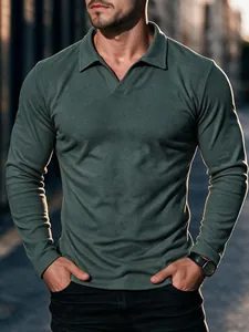 Detailansicht eines dunkelgrünen Herren-Langarm-Poloshirts aus weichem Stoff