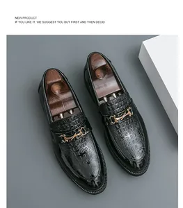 Mocassins noirs classiques gaufrés crocodile avec mors doré et embauchoirs