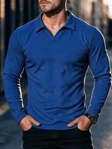 Nahaufnahme eines blauen Thermo-Langarm-Poloshirts für Herren mit V-Ausschnitt und weicher Textur
