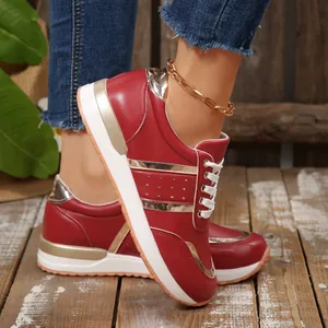 Sneakers rosse con zeppa da donna con accenti dorati e chiusura stringata
