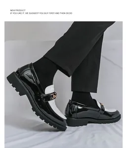 Vue latérale des mocassins pour hommes en cuir verni noir et blanc avec chaîne en métal