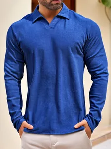 Detailansicht des blauen langärmeligen Herren-Poloshirts mit weicher, angerauter Textur