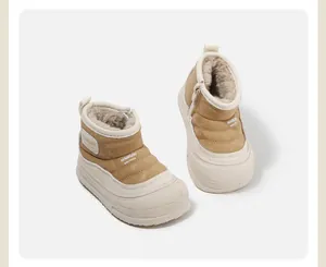 Vista lateral detallada de botas de invierno acolchadas para niños con forro de felpa gruesa