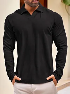 Detail eines schwarzen langärmeligen Poloshirts mit V-Ausschnitt für Herren, lässig