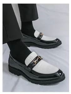 Vue détaillée de mocassins élégants bicolores en cuir verni pour hommes à boucle dorée