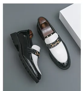 Vue de détail des mocassins en cuir noir et blanc pour hommes avec boucle dorée