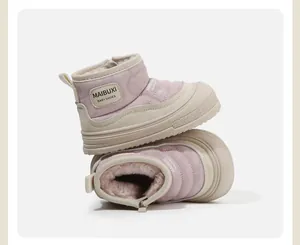Vista detallada de las botas de invierno rosas para niños con forro cálido de felpa