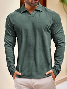 Grünes Langarm-Poloshirt für Herren, ideal für Freizeit und Outdoor im Herbst und Winter.
