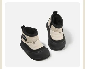 Primer plano de botas de invierno para niños con forro de piel y suela de goma