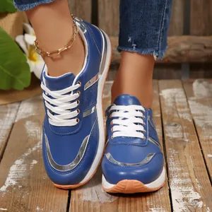 Vista dettagliata delle scarpe platform blu e argento da donna su legno rustico