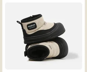 Detalle de vista lateral de botas de invierno para niños con forro de felpa negra