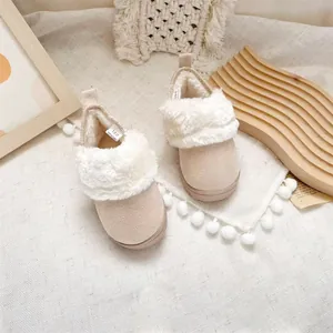 Detailansicht der gemütlichen beigen Baby-Schneestiefel mit weißem Kunstpelzbesatz