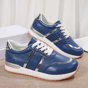 Vista laterale di sneaker platform blu con accenti argento e dettagli stringati bianchi