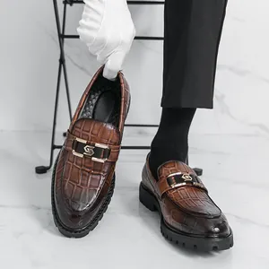 Mocassins élégants marron pour hommes avec motif crocodile pour bureau et chic