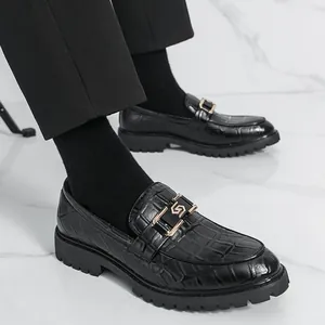 Mocassins noirs pour hommes à motif crocodile et boucle métallique style décontracté.