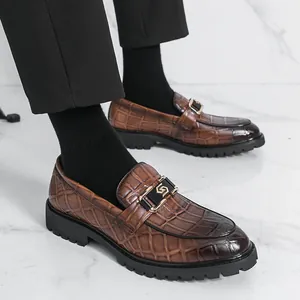 Mocassins en cuir marron pour hommes avec texture crocodile et boucle métallique décorative