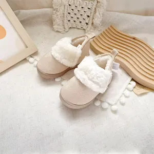 Nahaufnahme beige Winterstiefel für Kleinkinder mit weißem Kunstpelzfutter und Wildleder