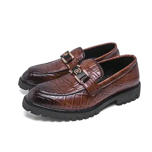 Mocassins pour hommes marron avec motif crocodile et boucle dorée
