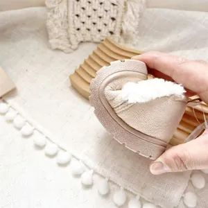 Detailansicht der flexiblen weichen Sohle verdickter Baby-Winterstiefel mit Plüschfutter
