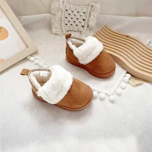 Gemütliche braune Kleinkinder Schneestiefel mit dickem weißem Plüschfutter und rutschfester Sohle