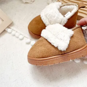 Detail von braunen Baby-Schneestiefeln mit dickem weißem Kunstpelzkragen und rutschfester Sohle
