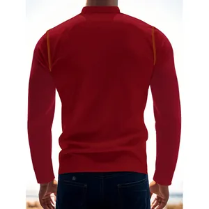 Détail vue arrière d'un t-shirt Henley rouge à manches longues pour hommes avec couture