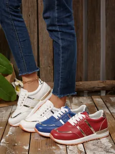 Vista dettagliata di sneaker con zeppa da donna in bianco, blu e rosso