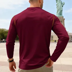 Vue arrière d'un t-shirt à manches longues bordeaux pour homme avec coutures dorées